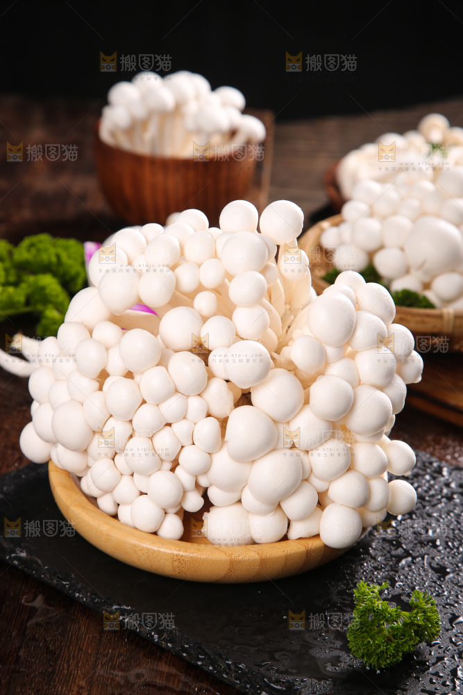 深底上的白玉菇