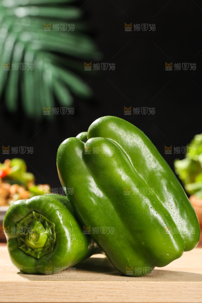 木底上的青椒