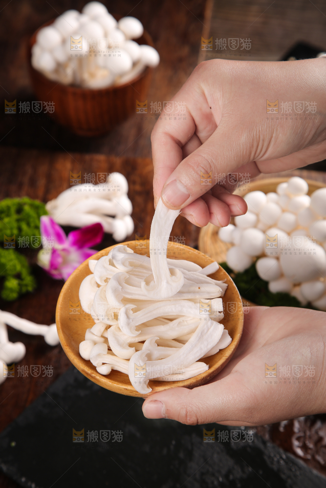 深底上的白玉菇