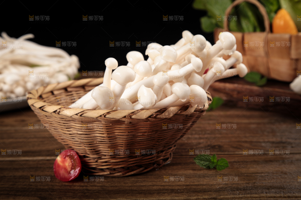 深底上的海鲜菇