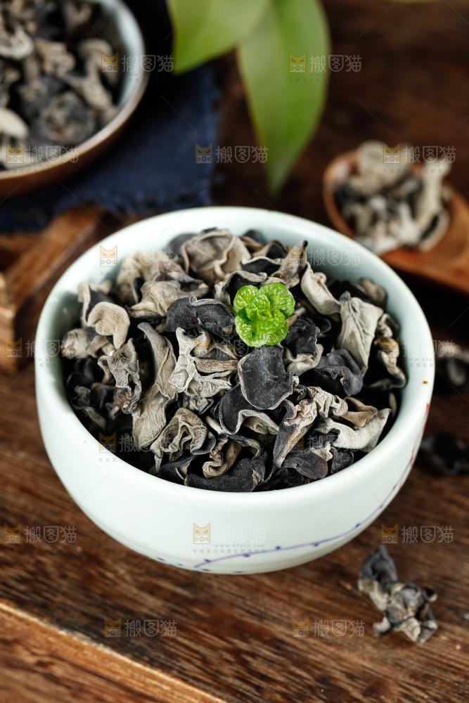 木底上的野生木耳