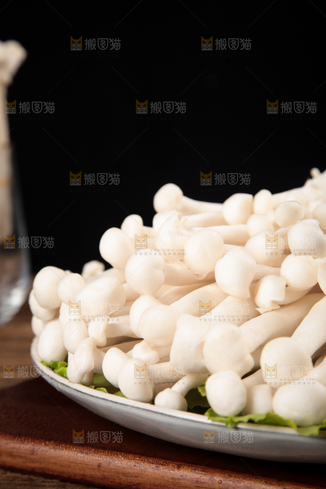 深底上的海鲜菇
