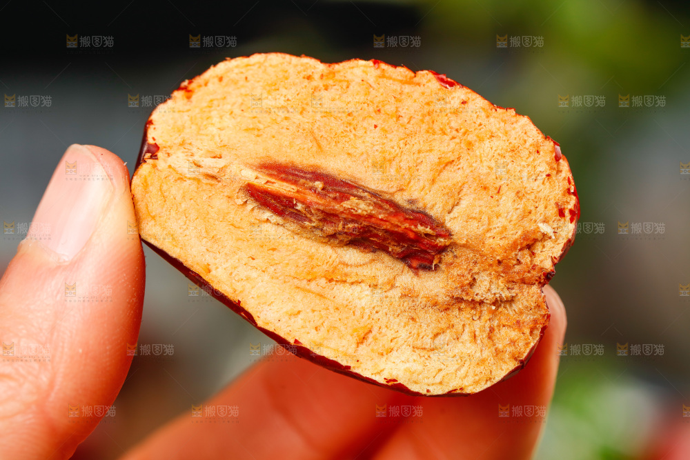 木底上放着的干红枣