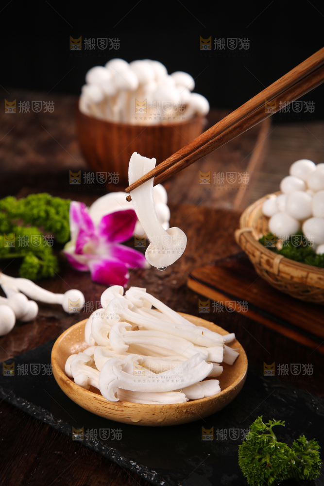 深底上的白玉菇
