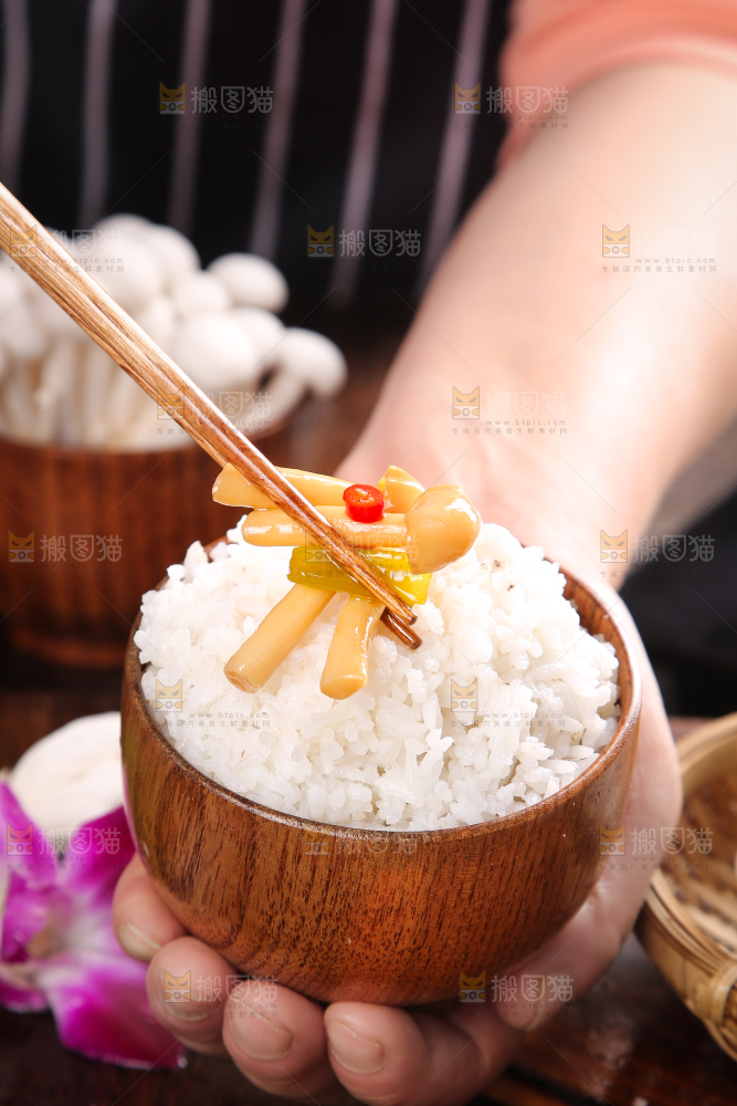 深底上的炒白玉菇