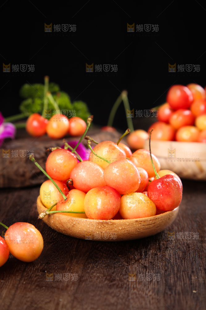 木底上的黄蜜樱桃