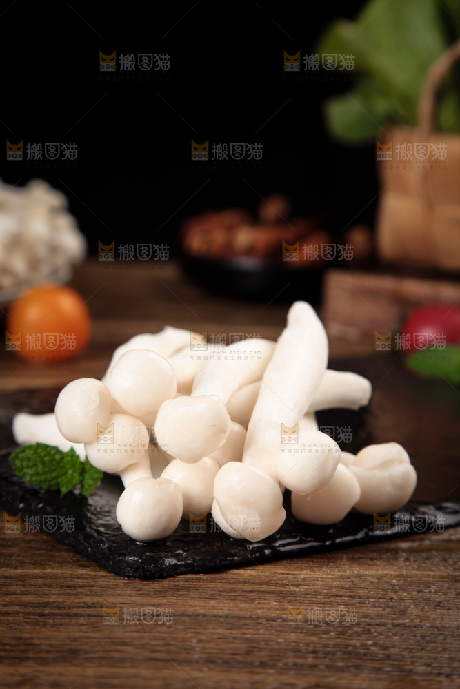 深底上的海鲜菇