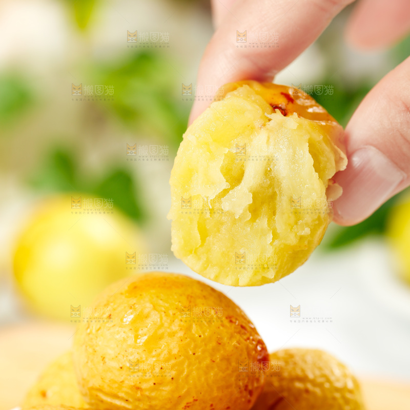 手上拿着蒸冬枣