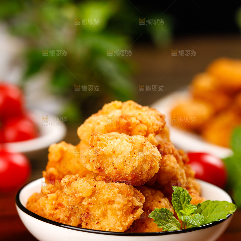 深底上放着一碟劲爆鸡米花