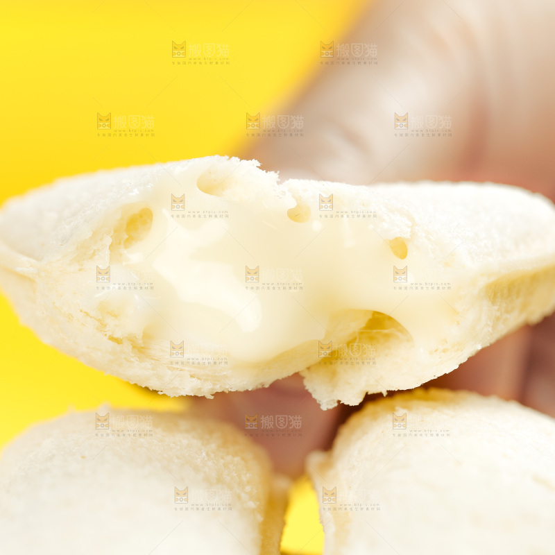 手上拿着乳酸菌面包