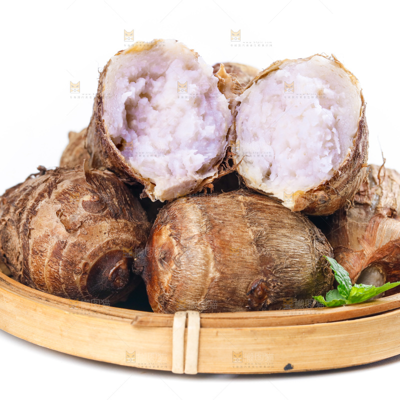 白底上篮子里的牛奶小芋头