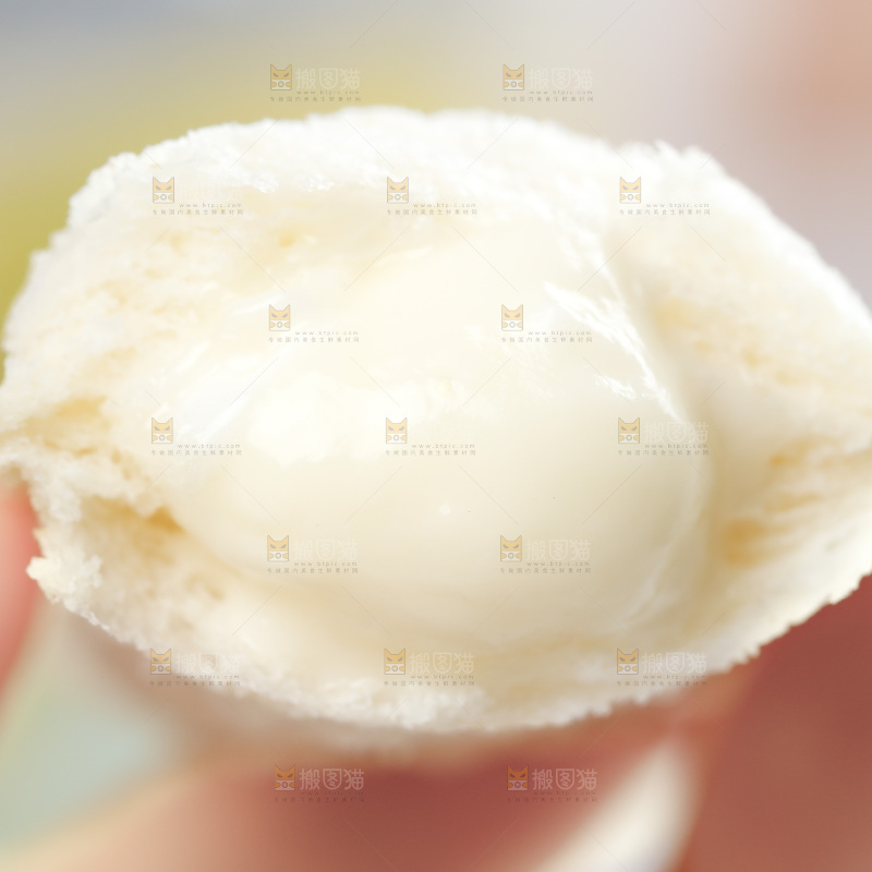 手上拿着乳酸菌小口袋面包