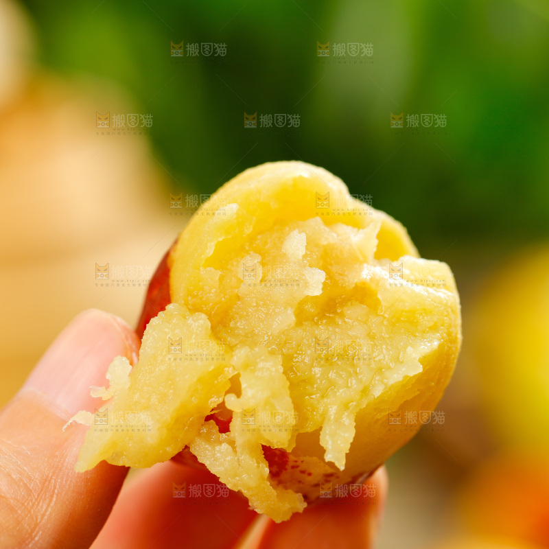 手上拿着熟的冬枣