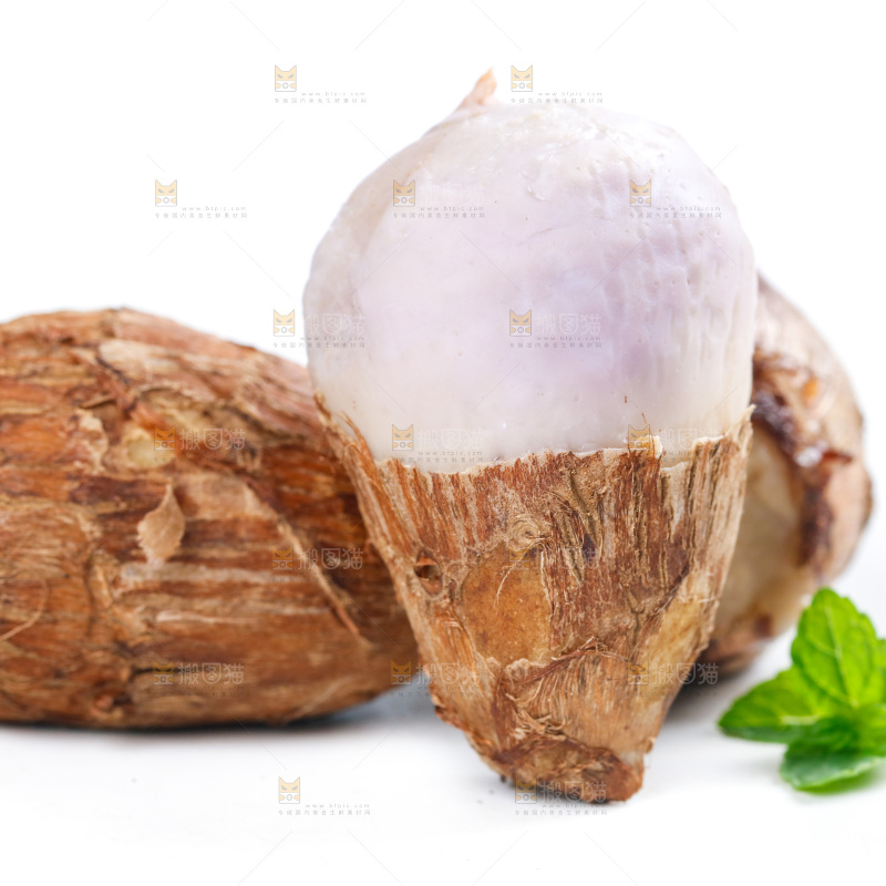 白底上放着熟的牛奶芋头