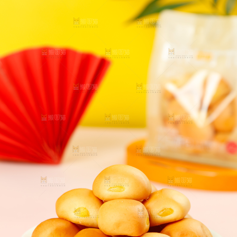 彩底上放着一盘口袋小面包