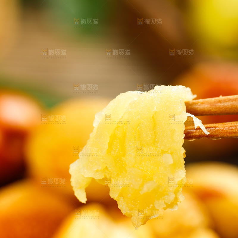 筷子上夹着冬枣果肉