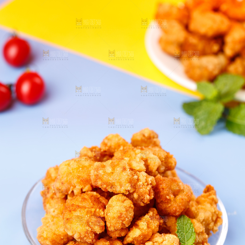 紫色底上放着一盘盐酥鸡米花