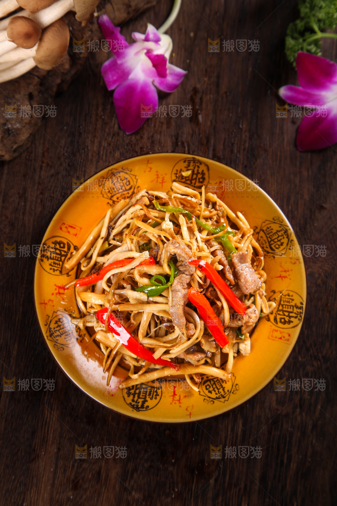 深底上的蘑菇炒肉