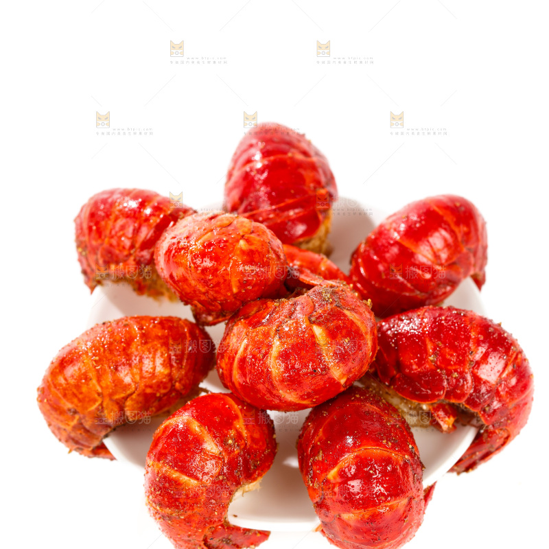 白底上放着一盘麻辣虾球