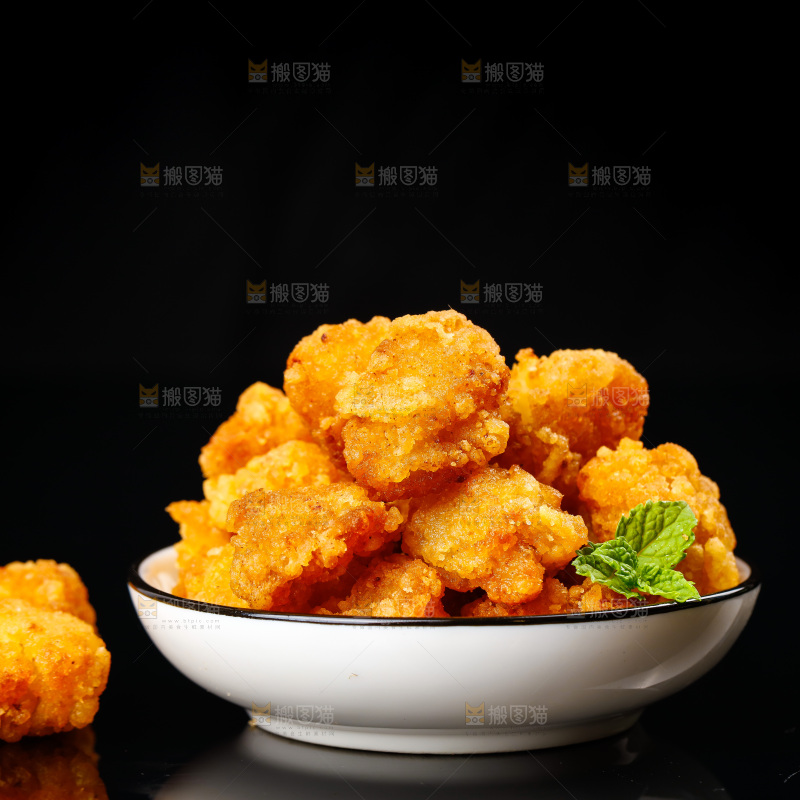 黑底上放着一盘香酥鸡米花