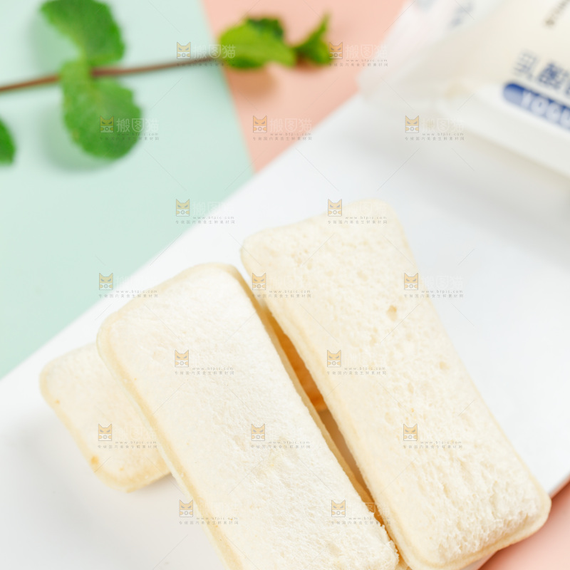 白石板上的酸奶小口袋面包 