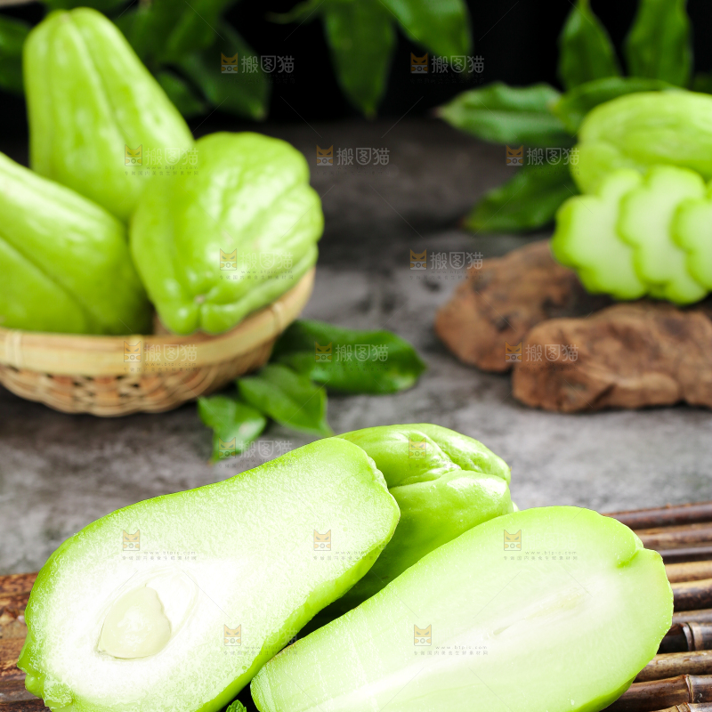 竹底上一堆绿皮佛手瓜