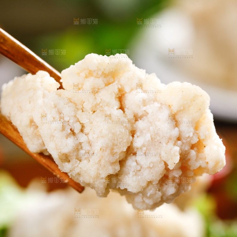 筷子上夹着鸡块