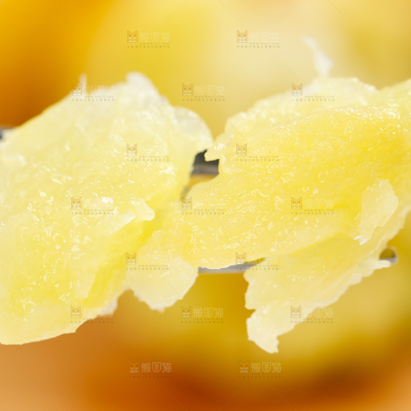 叉子上插着蒸熟的冬枣