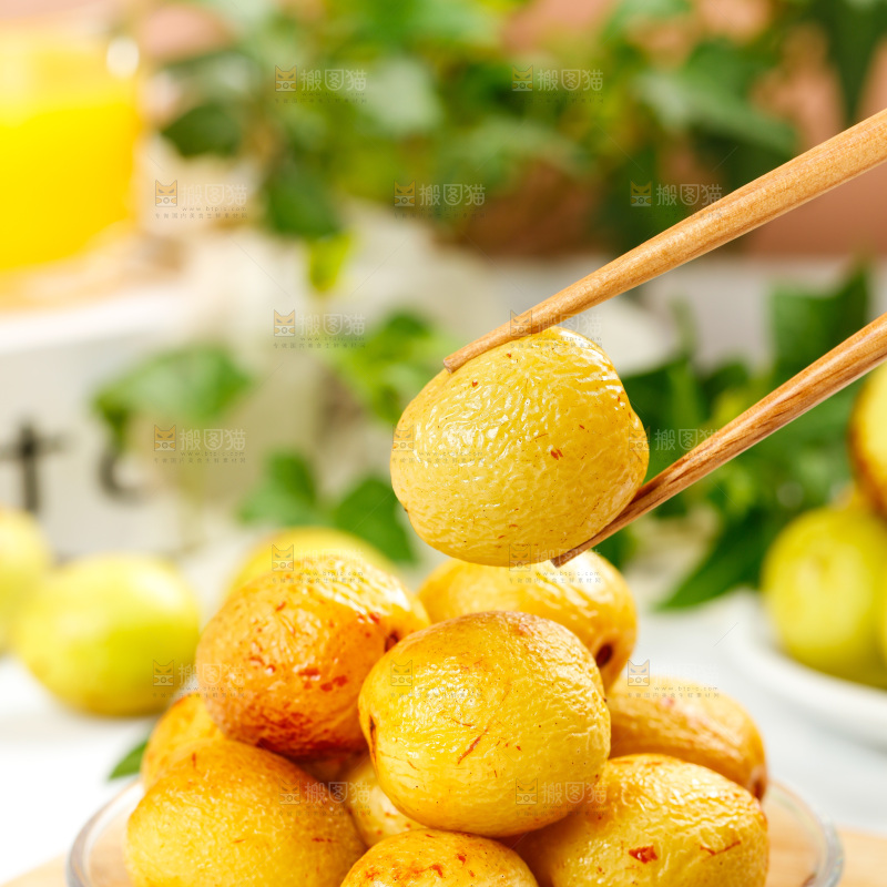 木底上放着一盘蒸冬枣