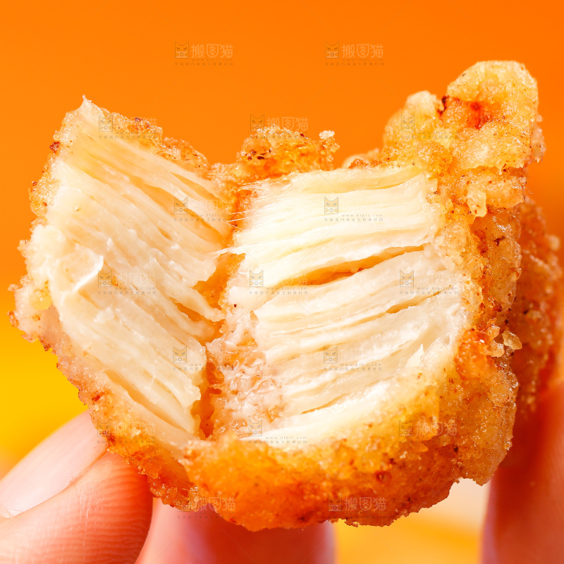 手上拿着盐酥鸡