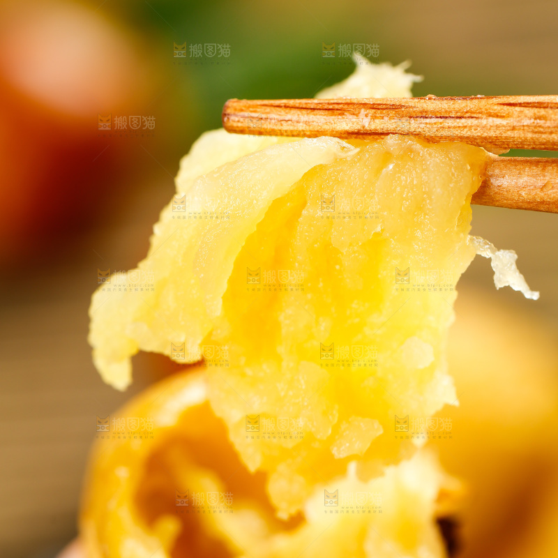 筷子上夹着冬枣果肉