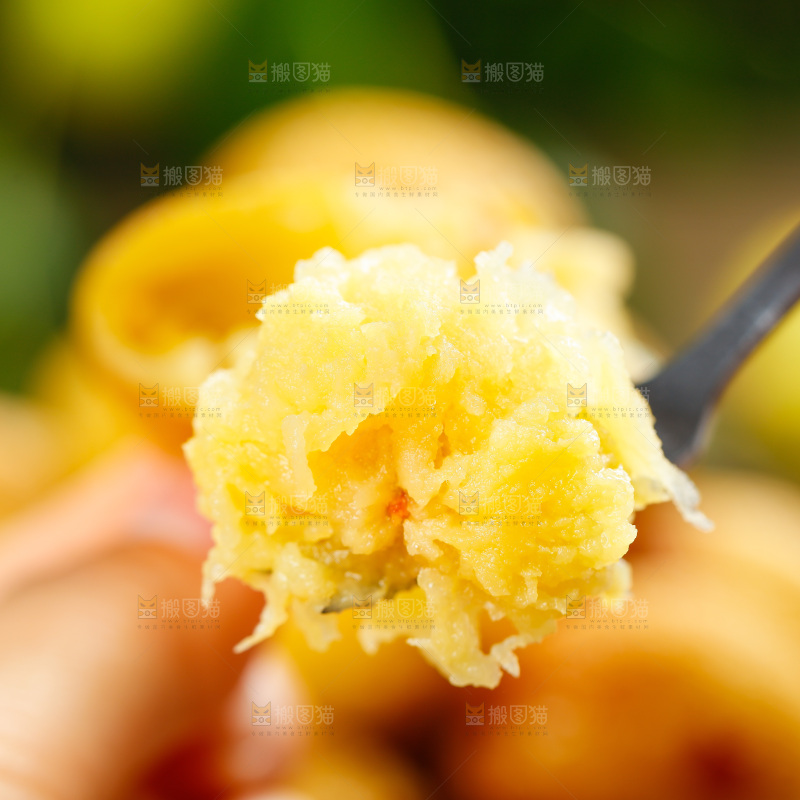 叉子上插着蒸熟的冬枣