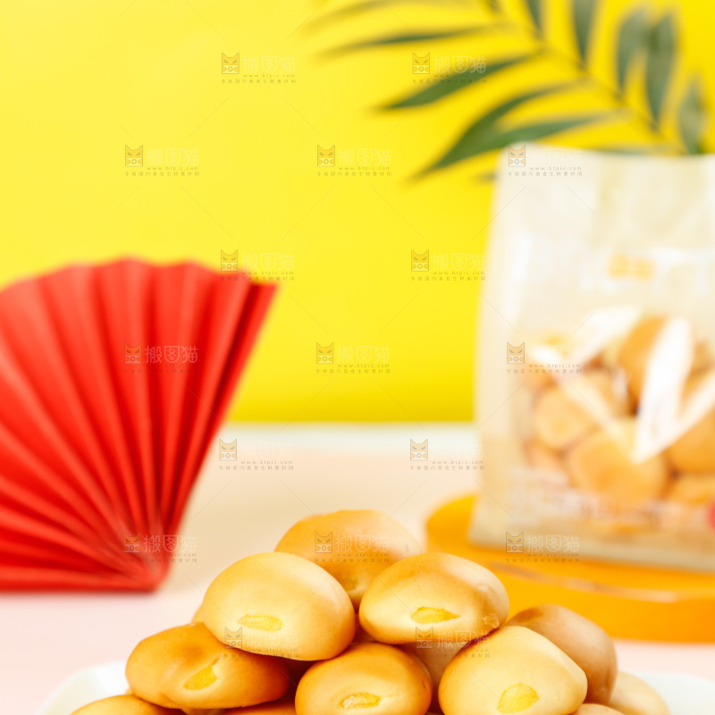彩底上放着一盘口袋小面包