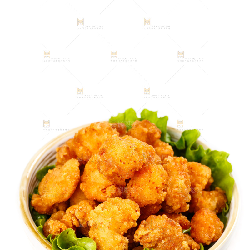 白底上放着一盘香酥鸡米花