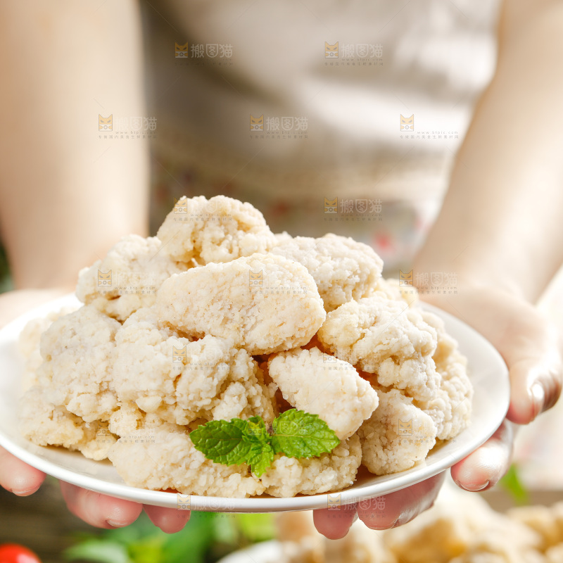 手上端着一盘盐酥鸡
