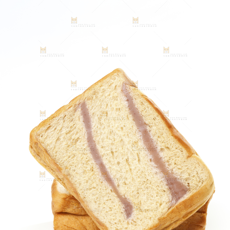白石板上的粗粮双料吐司