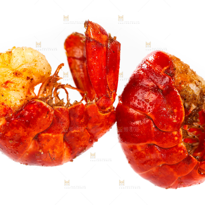 白底上放着熟食的虾尾
