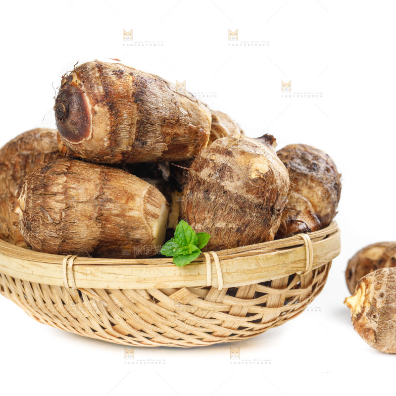 白底上篮子里的牛奶小芋头