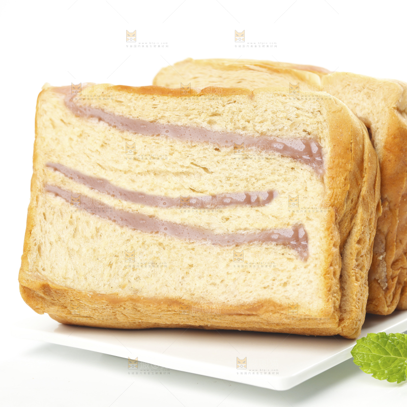 白石板上的粗粮双料吐司