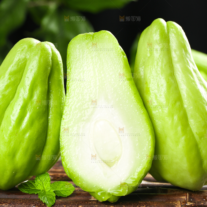 竹底上一堆绿皮佛手瓜