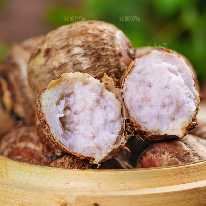 黑底上放着一笼云南牛奶小芋头