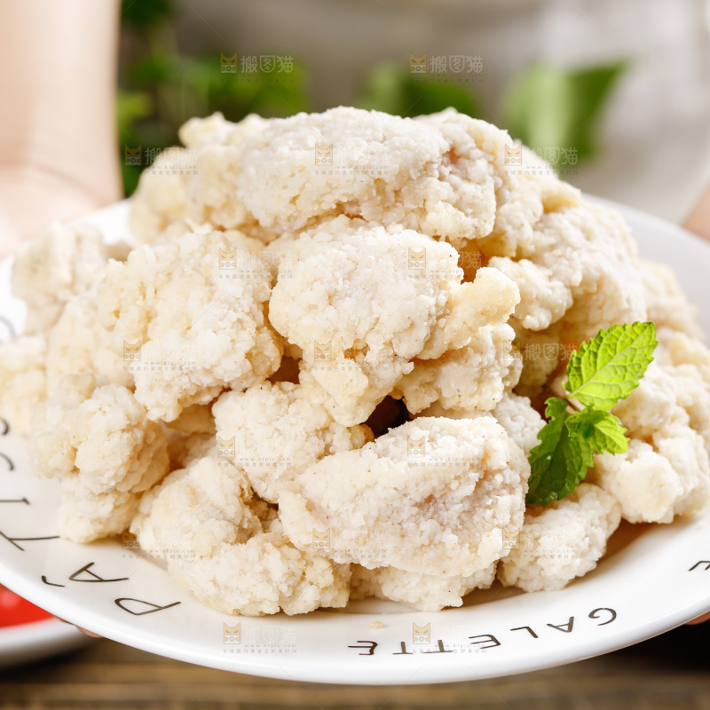 手上端着一盘盐酥鸡