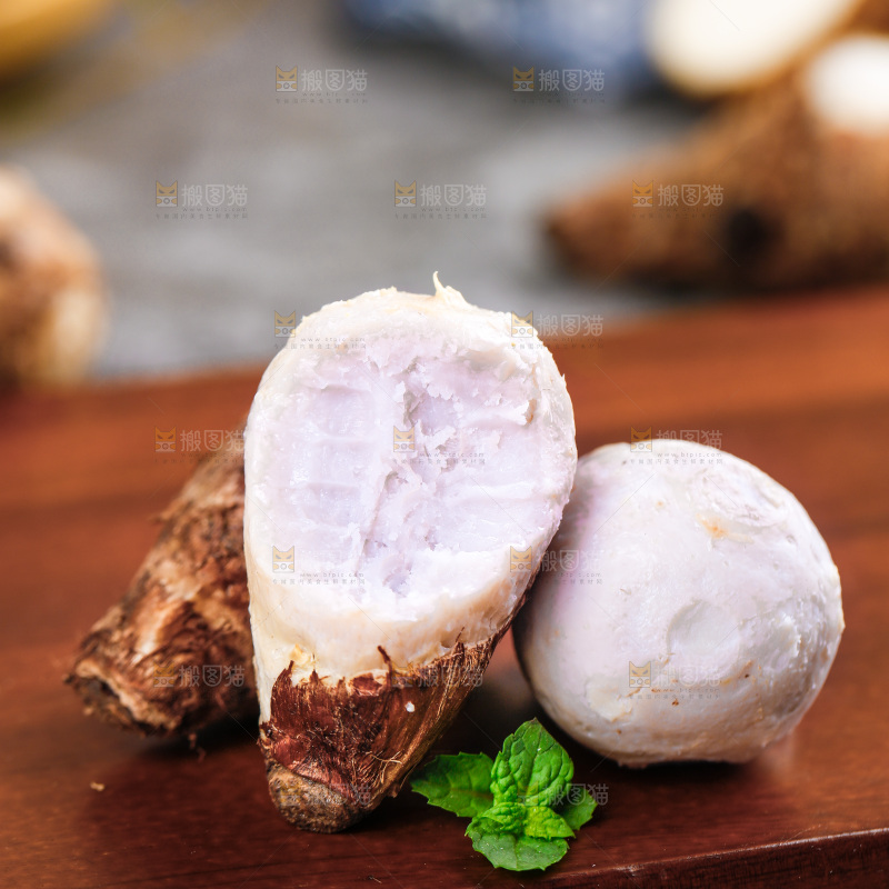 木板上的牛奶小芋头