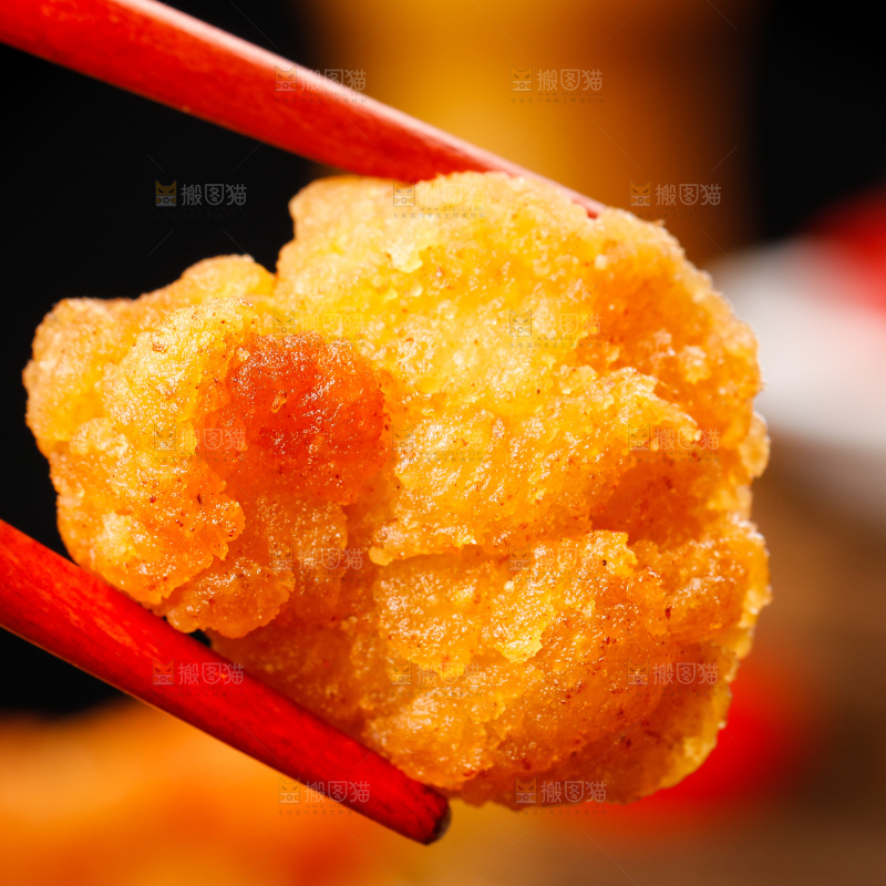 筷子上夹着香脆鸡米花