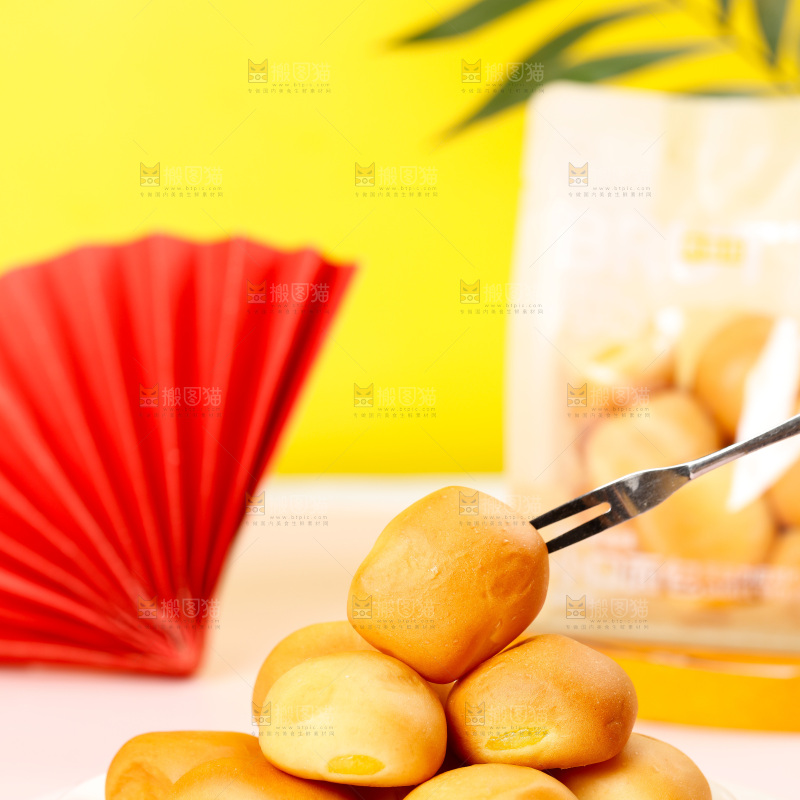 叉子上插着面包