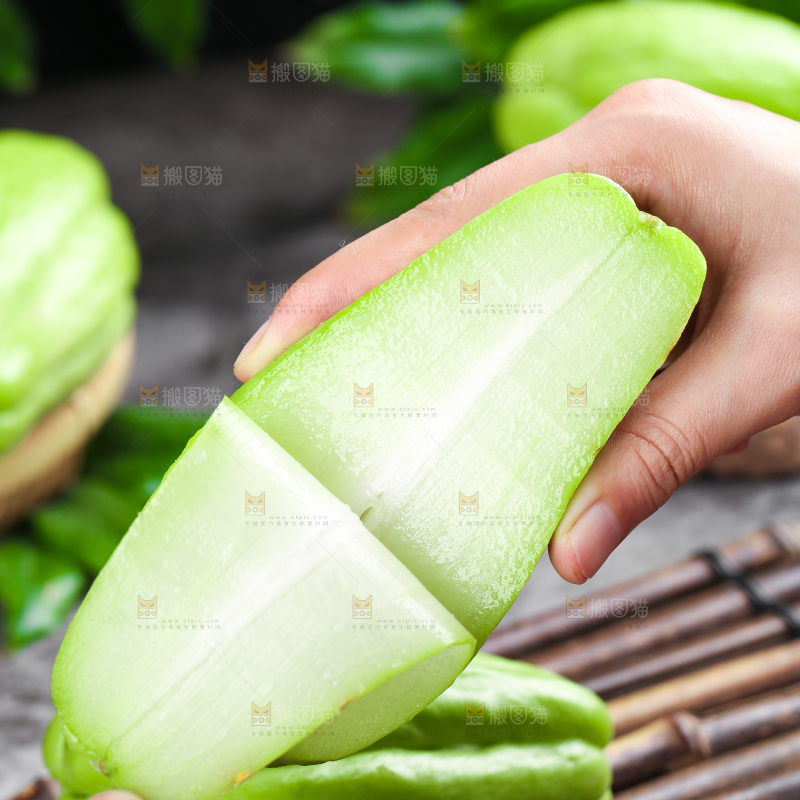 手上拿着捧瓜