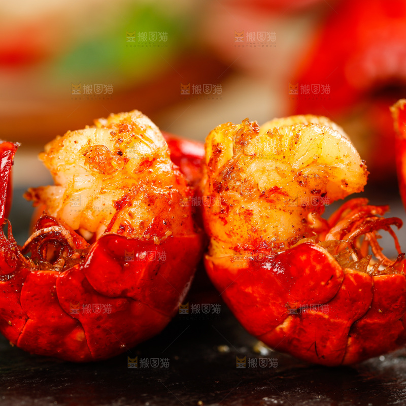 黑底上即食的虾尾