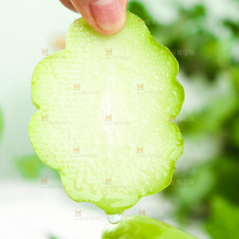 手上拿着捧瓜