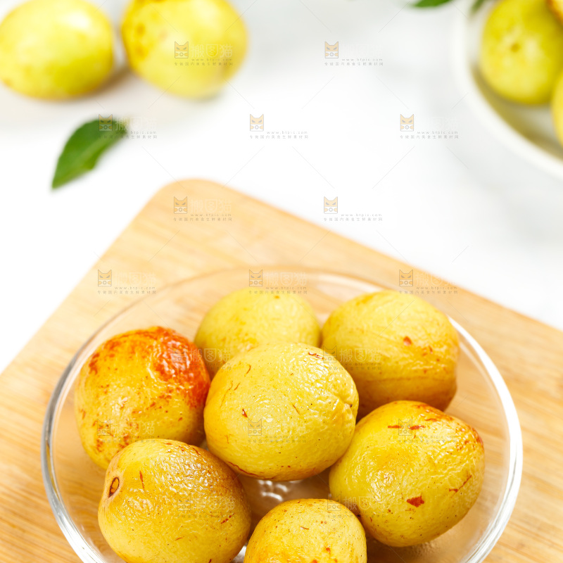 木底上放着一盘蒸冬枣