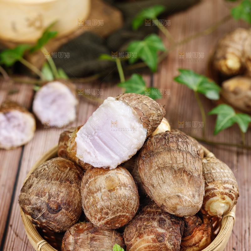 木纹底上放着一篮牛奶小芋头